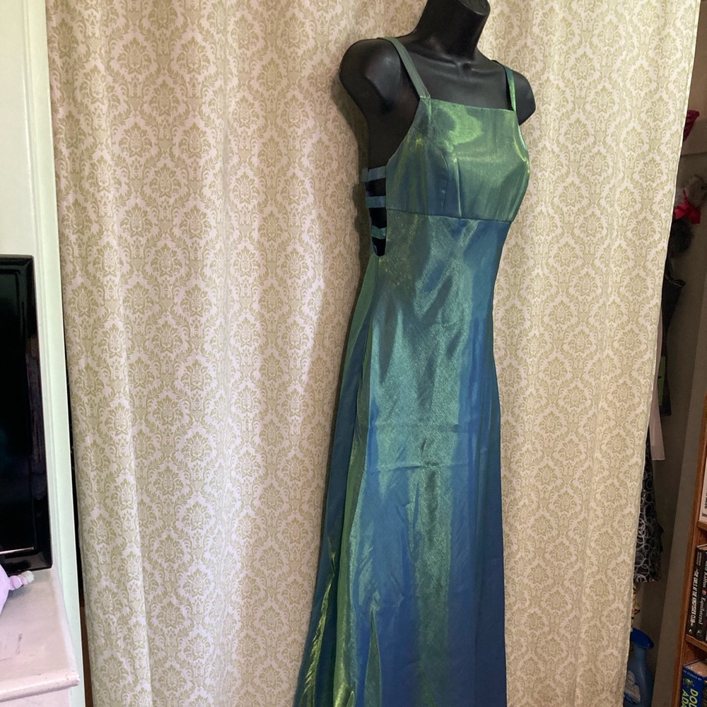 ✨HOST PICK✨ Faviana iridescent formal dress - Picture 2 of 16